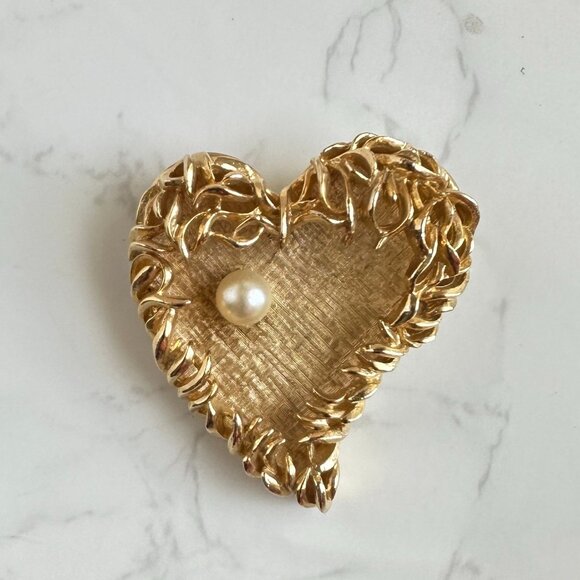 Modernist Gold-Tone Heart Brooch with Faux Pearl Accent Signed Capri - Picture 7 of 7